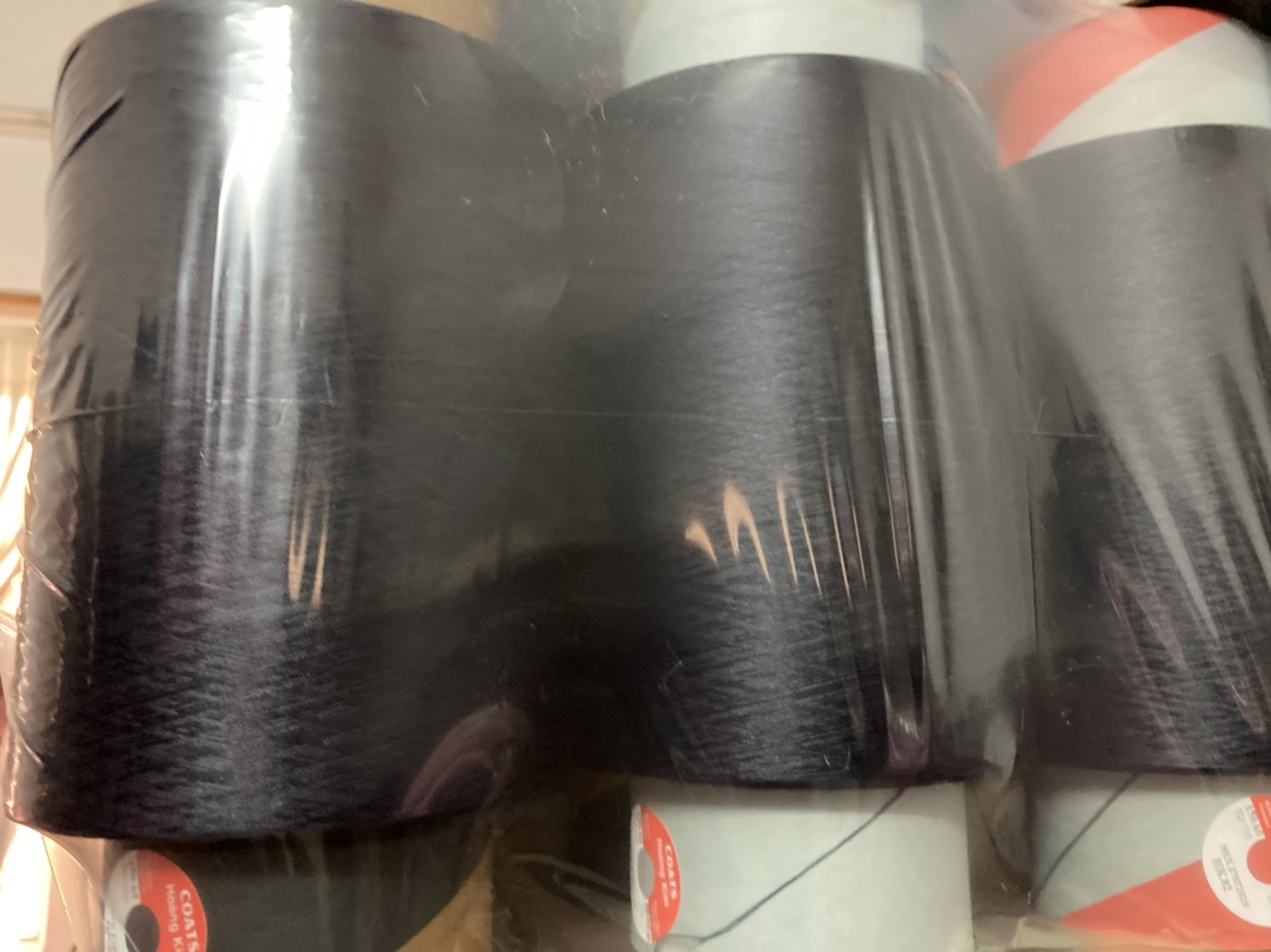 Chỉ Tơ vắt sổ 150A màu đen (lốc 6 ống/550g) chất liệu polyester cao cấp