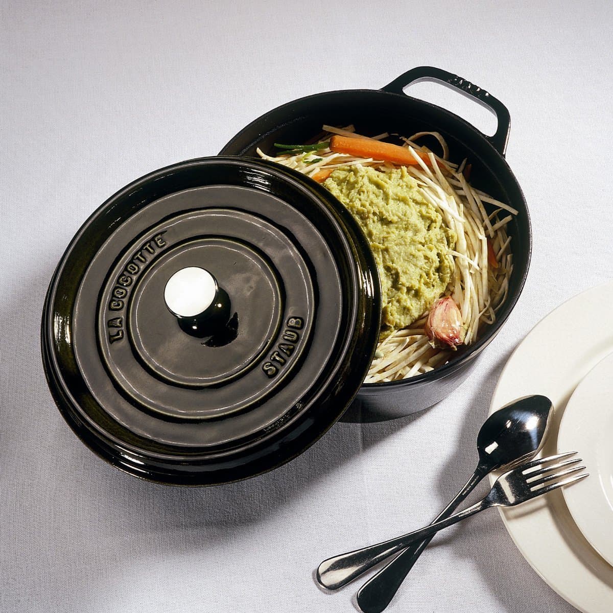 Nồi Gang Tròn Staub Màu Đen - Nhiều Kích Cỡ
