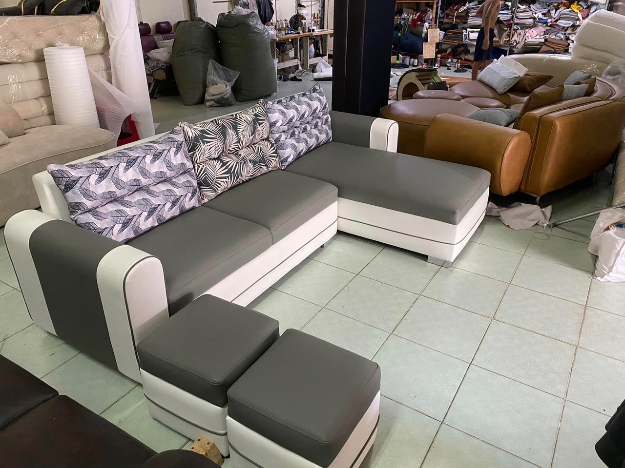 Sofa góc giá xưởng Juno Sofa 2m6 x 1m6 tặng 2 đôn vuông.