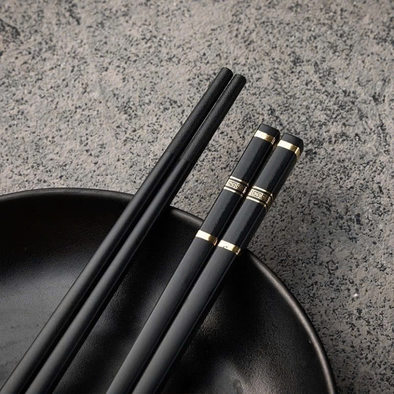 Set 10 đôi đũa 3 sọc đen kháng khuẩn, đũa nhựa chống nấm mốc, chịu nhiệt tốt, an toàn cho người sử dụng