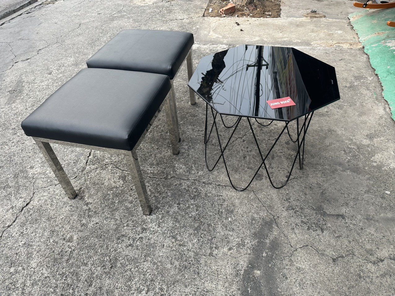 (GIẢM SÂU) Bộ ghế ngồi chờ chân inox, nệm ngồi bọc da 45 x 45 x 45 cm Juno Sofa tặng kèm bàn trà kính Phi 60 cm x cao 45 cm