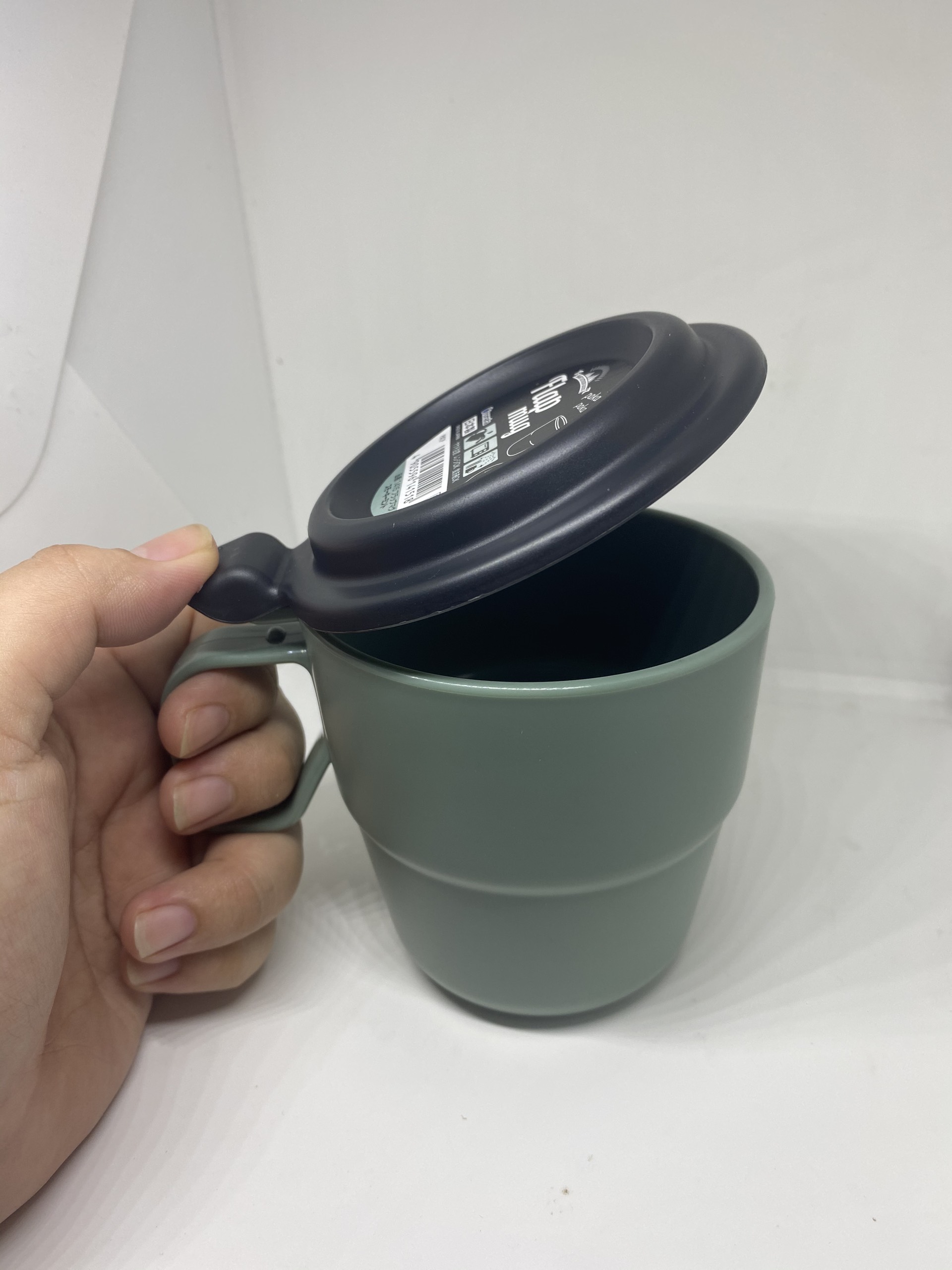 Cốc uống nước kèm nắp liền màu xanh nội địa Nhật Bản