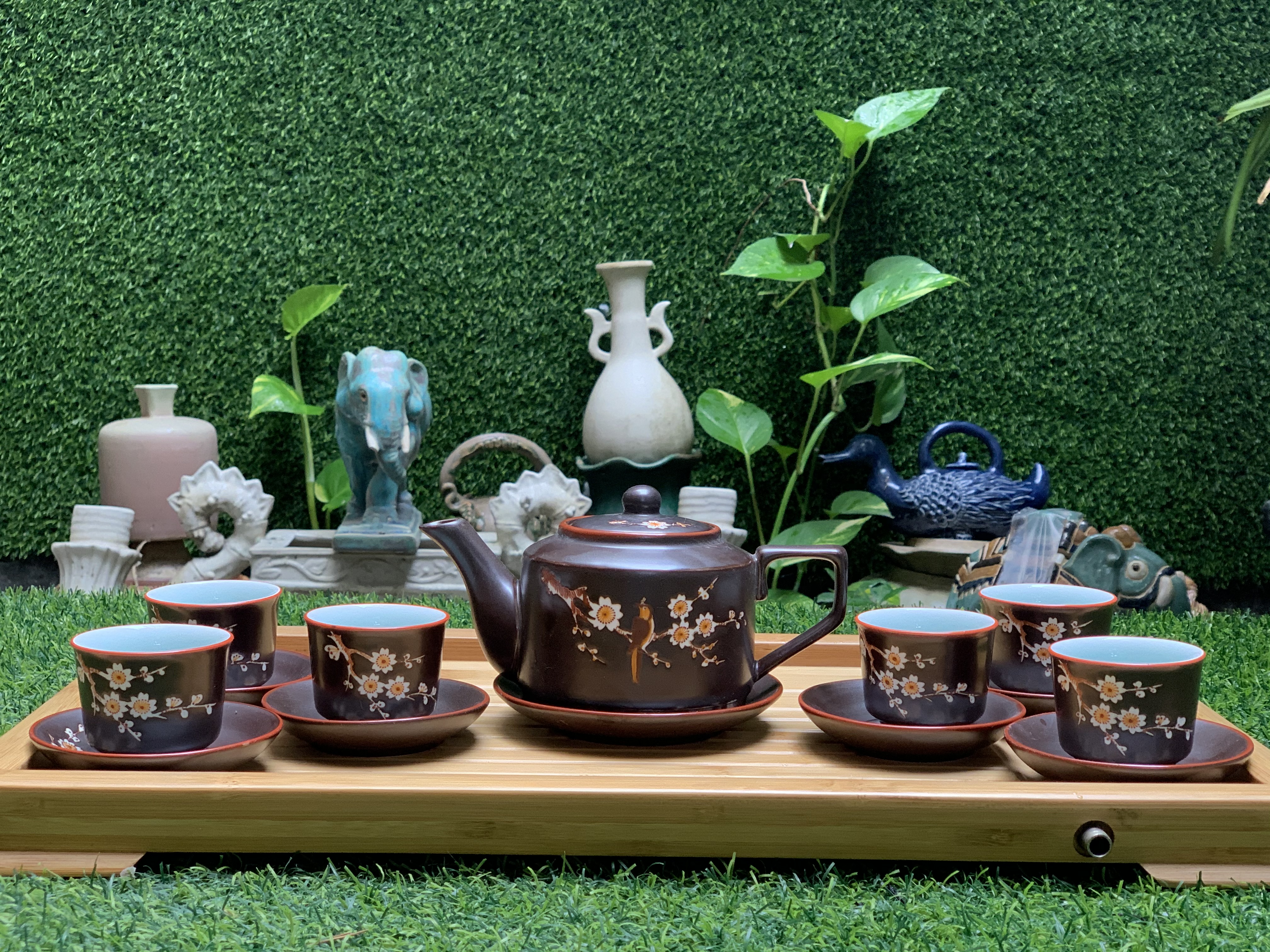 Bộ ấm trà men nâu dáng quai vuông vẽ mai