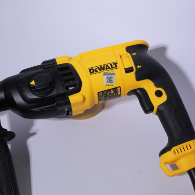 MÁY KHOAN BÚA 800W DEWALT D25133K-B1- HÀNG CHÍNH HÃNG