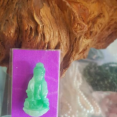Mặt dây chuyền Nữ Phật Quan Âm Ngồi đẹp đá ngọc cẩm thạch tự nhiên đẹp size nhỏ Nữ size nhỏ Cao 39mm x N18mm x S4mm Màu xanh lý trắng mượt mà bóng đẹp các Chị về bọc vàng đeo đẹp ạ