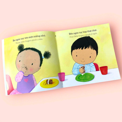 Sách cho bé - Mười Ngón Tay Xinh - Mười Ngón Chân Xinh - Sách tranh, song ngữ - Dành cho trẻ 0-3 tuổi