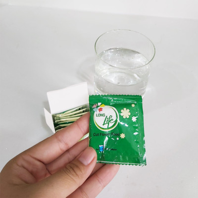 Nước Cắm Hoa Đồng Tiền Lâu Tàn (Set 80 gói dạng bột) nhập khẩu Israel - Food For CUT Flowers giúp hoa tươi lâu hơn, ngăn "gãy cổ" hoa và hạn chế thối nước