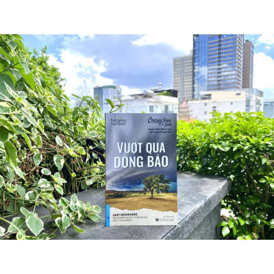 Sách - Vượt Qua Dông Bão - First News