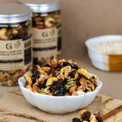 Granola thuần chay nướng mật dừa nước GUfoods (hũ 400g) (0% yến mạch; Mix siêu hạt mắc ca, óc chó, nam việt quất, hạnh nhân, hạt điều, nho khô) - Dinh dưỡng, Tiện lợi, Thơm ngon, Giàu lợi ích sức khỏe