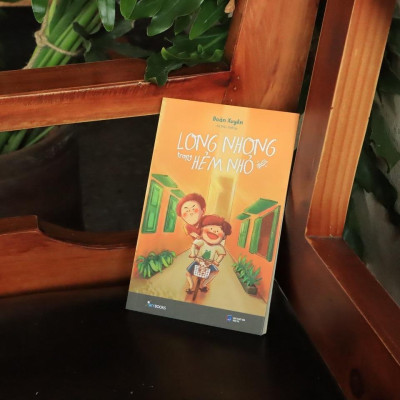 Sách - Dưới Đáy Giếng Nhìn Lên + Long Nhong Trong Hẻm Nhỏ - AZ Việt Nam